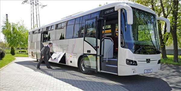 A Kravtex buszokat gyártó cégcsoport győri gyára telephelyén bemutatta a távolsági járatra tervezett új Inovell 12 nevű modelljét. A 11,9 méter hosszú autóbuszon 51 ülő és 30 állóhely található. MTI Fotó: Krizsán Csaba