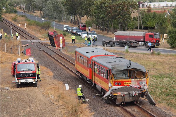 Kamionnal ütközött egy vonat Csongrádban, hárman megsérültek