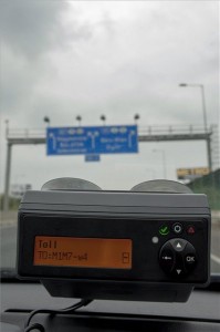 A használatarányos e-útdíj mérőkészülék pillanatnyi útszakaszt ír ki az M0-áson Budapesten, 2012. október 2-án.MTI Fotó: Marjai János