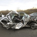 Összeroncsolódott terepjáró az M2-es autóút Rétság felé vezető oldalán Vác térségében 2012. november 30-án. A jármű hátulról belerohant egy a leállósávban várakozó kamionba, emiatt lezárták a fél útpályát. A balesetben a terepjáró vezetője könnyebben megsérült. MTI Fotó: Mihádák Zoltán