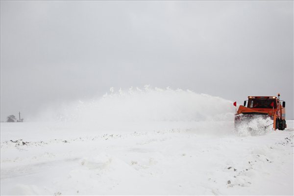 Hómaró takarítja az utat a Zala megyei Vasboldogasszony határában 2013. január 17-én. Hófúvás miatt több dunántúli megyében elsőfokú riasztást adott ki az Országos Meteorológiai Szolgálat. A csütörtök éjfélig szóló figyelmeztető előrejelzés szerint Győr-Moson-Sopron, Vas és Zala megyében a nap folyamán erős hófúvásra is számítani lehet, amely magas hótorlaszokat emelhet a térségben.MTI Fotó: Varga György
