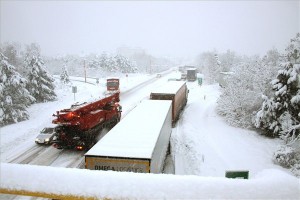 Feltorlódott kamionok a 8-as számú főúton Veszprém előtt 2013. január 17-én. Az este kezdődött újabb havazás miatt a veszprémi körgyűrű több szakasza járhatatlan az elakadt kamionok miatt. A nagymennyiségű hó a városban is megneheziti a közlekedést.MTI Fotó: Nagy Lajos