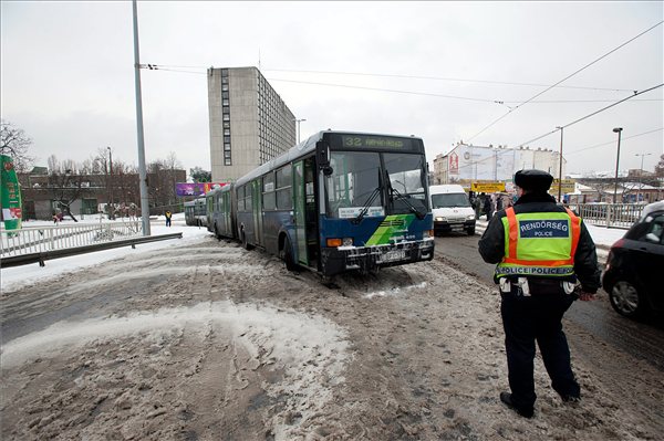 Hóban elakadt BKV buszok miatt alakult ki óriási dugó a főváros XIII. kerületében a Róbert Károly körúti felüljáró Vágány utcai felhajtójánál 2013. január 14-én. MTI Fotó: Lakatos Péter