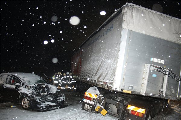 Árokba csúszott kamion és egy összetört autó a 8-as főúton Öskünél 2013. január 8-án. A teherjármű megcsúszott a havas úttesten, áttért a szemközti sávba, ahol összeütközött két szabályosan közlekedő személygépkocsival, majd az árokba csúszott. A balesetben hárman súlyosan, hárman pedig könnyebben megsérültek.MTI Fotó: Nagy Lajos