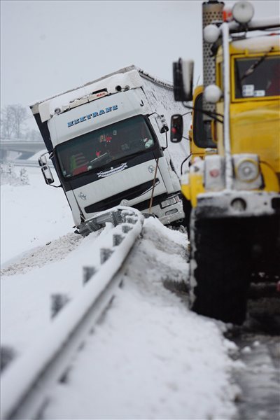 Műszaki mentésre vár egy szalagkorlátnak ütközött szlovák kamion az M7-es autópálya 185-ös kilométerénél. 2013. január 16-án. A műszaki mentés idejére a pálya Nagykanizsa felé vezető oldalát lezárták.MTI Fotó: Varga György
