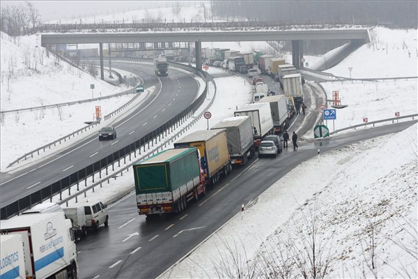 Havazás – A magyar-horvát határon is megindulhatott a kamionforgalom
