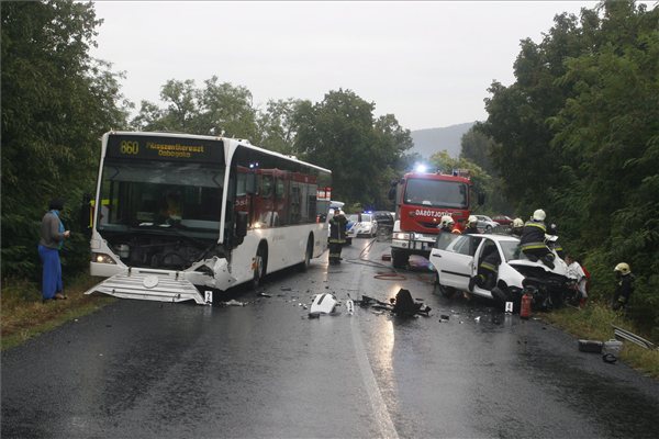 Összetört járművek Csobánka térségében, ahol egy menetrend szerint közlekedő autóbusz és egy személygépkocsi karambolozott a 1111-es számú úton 2013. szeptember 9-én. A mentősök két sérültet kórházba szállítottak. MTI Fotó: Mihádák Zoltán