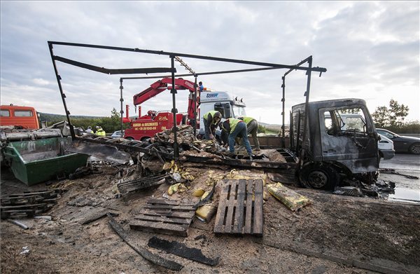 Kiégett teherautó az M1-es autópálya Budapest felé vezető oldalán, Tatabánya közelében 2013. október 1-jén. A takarmányt szállító autó  jármű reggel egy személygépkocsival  ütközött, a balesetben mindkét  jármű kiégett. MTI Fotó: Krizsán Csaba