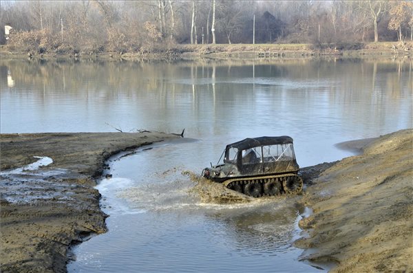 Argo márkájú kétéltű terepjáró Tiszafüred határában 2014. január 6-án. A különleges, lánctalpas járművet turisztikai célokra állítottak szolgálatba a Tisza-tónál. Az üzemeltető célja, hogy alacsony vízállásnál is be lehessen járni a tavat. A kanadai gyártmányú, 750 köbcentis motorral meghajtott terepjáró a vízen is tud úszni, így a jármű vízügyi feladatok ellátására éppúgy alkalmas, mint mentésre. MTI Fotó: Mészáros János