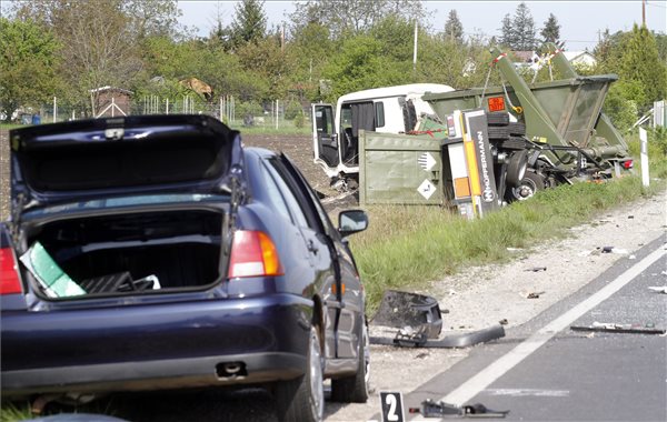 Összetört gépjárművek Tiszaújváros és Sajószöged közötti 35-ös úton, ahol kamionnal ütközött össze egy személyautó 2014. április 24-én. A karambol következtében a személyautó az árokba csapódott, vezetője a helyszínen életén vesztette. A teherautó vezetője nem sérült meg. MTI Fotó: Vajda János