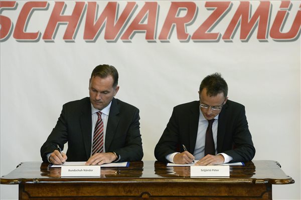 Stratégiai megállapodást kötött a kormány és a Schwarzmüller Járműgyártó Kereskedelmi Kft.