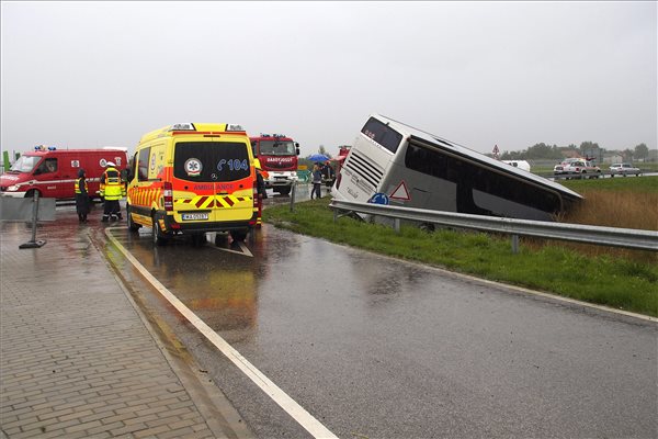 Nem talált hiányosságot a közlekedési hatóság a román busz balesetének helyszínén