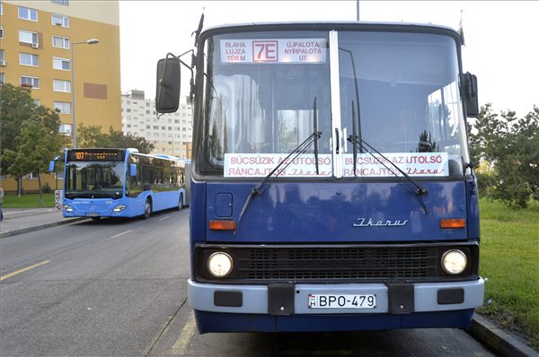 Kivonják a forgalomból a BKV Ikarus buszainak ráncajtós példányait