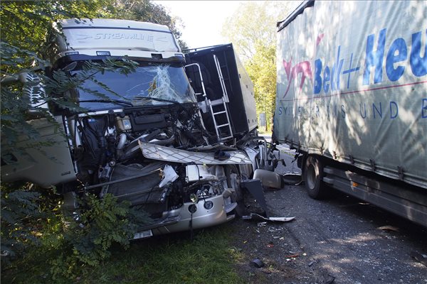 Baleset helyszíne az 52-es úton Kecskemét közelében, ahol négy kamion ütközött össze 2014. október 9-én. A balesetben nem sérült meg senki. MTI Fotó: Donka Ferenc