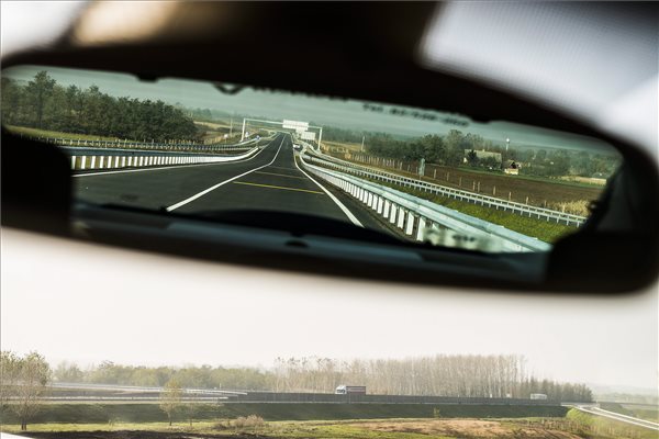 A Nyíregyházát nyugatról elkerülő útszakaszt látható egy autó tükrében 2014. október 31-én, az átadás napján. MTI Fotó: Balázs Attila
