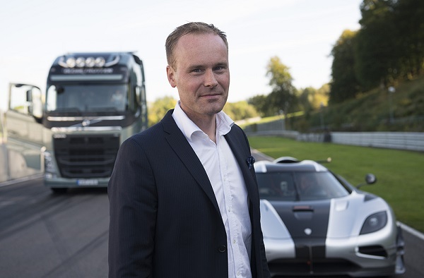 „A Volvo FH megmérettetése a Koenigsegg One:1-el szemben nagyszerű lehetőség arra, hogy végső teszt elé állítsuk az I-Shift Dual Clutch sebességváltót” – mondja Per Nilsson, a Volvo Trucks PR igazgatója.