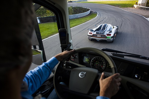A ‘Volvo Trucks vs Koenigsegg’ című filmben egy Volvo FH versenyez egy Koenigsegg One:1 sportautóval. A teherautó kormánykereke mögött a tapasztalt autóversenyző személyiség, Tiff Needell ül. 
