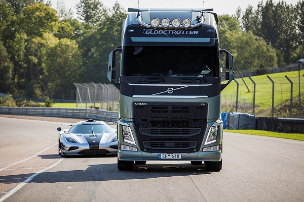 A Volvo FH-t vezető autóversenyző, Tiff Needell minden tőle telhetőt megtesz, hogy visszatartsa a Koenigsegg hazai pályán versenyző pilótáját, Robert Serwanskit. A versenyre a ‘Volvo Trucks vs Koenigsegg’ című filmben kerül sor.