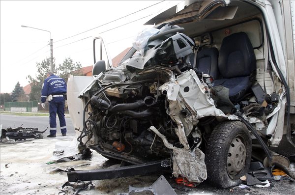 Összetört gépjármű a 3-as úton, Mályi belterületén 2014. december 11-én, ahol csuklós autóbusz és kisteherautó ütközött össze. A baleset következtében a kisteherautó vezetője meghalt, a buszon utazók közül többen megsérültek. MTI Fotó: Vajda János