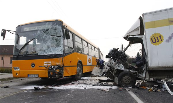 Összetört gépjárművek a 3-as úton, Mályi belterületén 2014. december 11-én, ahol csuklós autóbusz és kisteherautó ütközött össze. A baleset következtében a kisteherautó vezetője meghalt, a buszon utazók közül többen megsérültek. MTI Fotó: Vajda János
