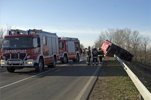 Tűzoltóautók szenvedtek balesetet Monorierdőn