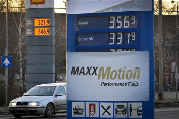 Üzemanyagárak benzinkutak hirdetőoszlopain Debrecenben 2015. január 14-én. Ezen a napon bruttó 5-5 forinttal csökkenti a 95-ös benzin és a gázolaj literenkénti nagykereskedelmi árát a Mol Nyrt. A csökkentéssel a 95-ös benzin literenkénti átlagára 325-326 forintra, a gázolajé 347-348 forintra mérséklődött. MTI Fotó: Czeglédi Zsolt