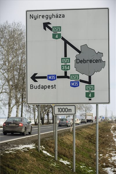  Közúti jelzőtábla a 4-es főúton Debrecen határában 2015. január 8-án. A 354-es számú főút - amely a 4-es főút várost elkerülő szakasza - néhány kilométeren keresztül az M35-ös autópályán halad, így ez a szakasz egy része is útdíjkötelessé vált. MTI Fotó: Czeglédi Zsolt