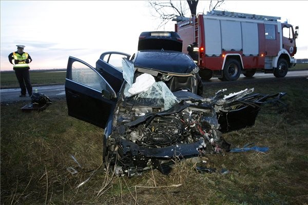 Baleset helyszíne a 44-es főúton Kunszentmárton és Cserkeszőlő között 2015. január 15-én, ahol egy személygépkocsi teherautóval ütközött. A balesetben egy ember meghalt. MTI Fotó: Bugány János