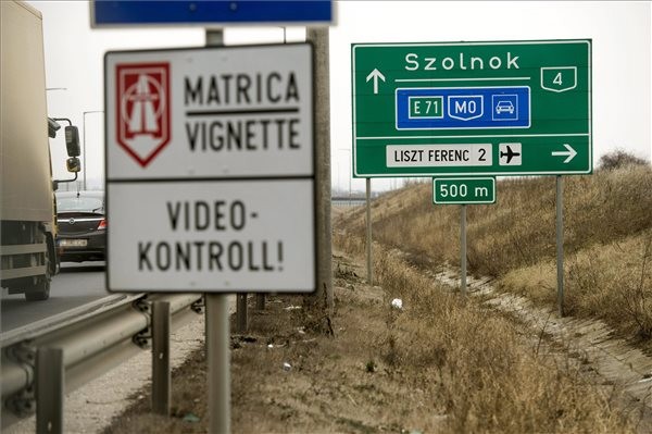 Gépjárművek haladnak a 4-es főúton Vecsés határában, az útdíjköteles Liszt Ferenc-repülőtérre vezető út közelében 2015. január 8-án. MTI Fotó: Koszticsák Szilárd