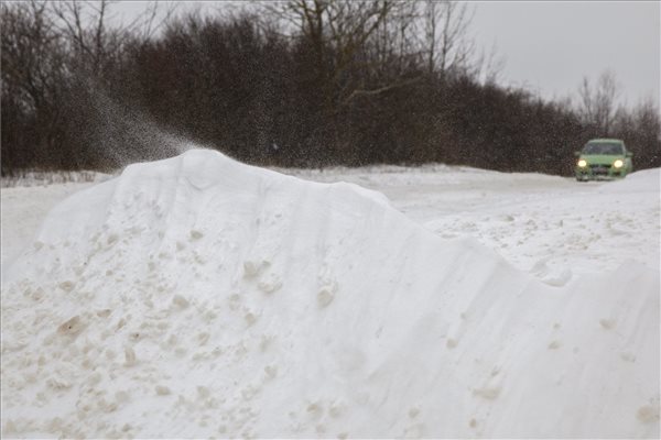 Havazás – Hófúvások nehezíthetik a közlekedést a Dunántúlon és Borsodban
