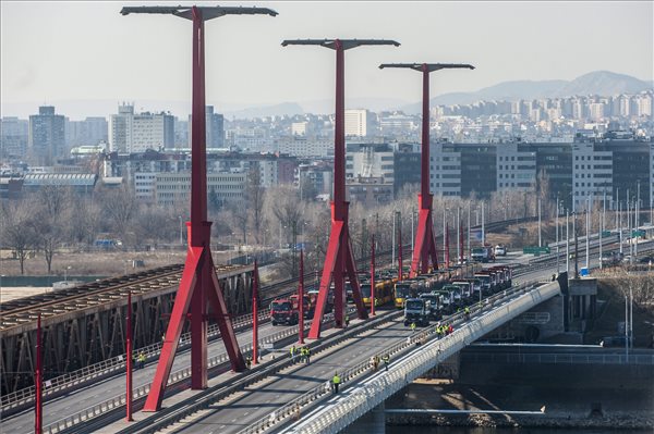 Teherautók és Combino villamosok a budapesti Rákóczi híd próbaterhelésén 2015. február 15-én. MTI Fotó: Marjai János