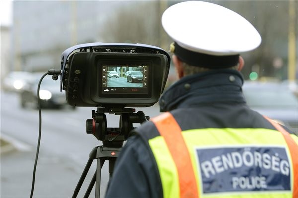 Egy rendőr új mérőműszerrel dolgozik egy komplex közúti ellenőrző ponton Budapesten, a XII. kerületi Alkotás úton 2015. február 4-én. Új közlekedési ellenőrzési rendszert tesztel a rendőrség februárban, az első 160 változtatható helyű kamerát már kiosztották a megyei rendőr-főkapitányságoknak, további mintegy 130 fix kamerát pedig az év végéig telepítenek. MTI Fotó: Kovács Tamás