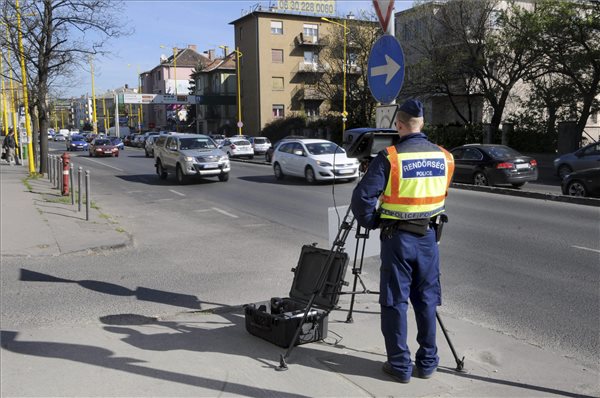 Egy rendőr traffipaxszal a járművek sebességét méri Budapesten, a Budaörsi úton 2015. április 16-án. Reggel hat órakor 24 órás sebességellenőrzési akció indult Európa 22 országában. MTI Fotó: Honéczy Barnabás