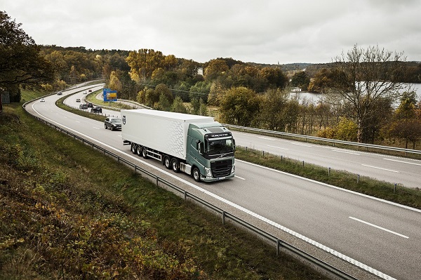 A Volvo Trucks bemutatja a kormánymű és az első felfüggesztés egyedülálló kombinációját a tökéletes vezetési élmény és a még nagyobb kényelem érdekében