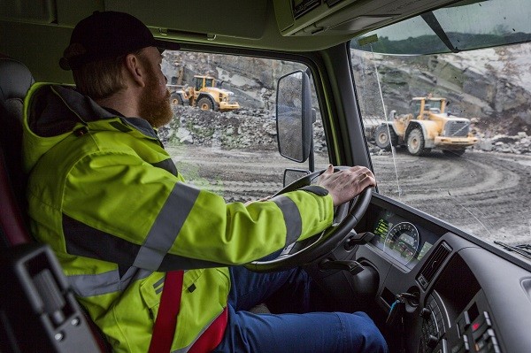 Az Automatikus Kipörgésgátló Rendszer jóvoltából az első gumiabroncsok tapadása teljes mértékben a kormányzást szolgálhatja egészen a kritikus helyzetekig - Fotó: Volvo Trucks