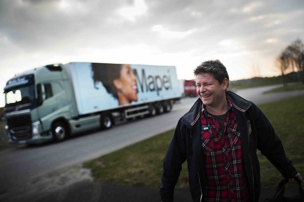 Jens Karlsson a Volvo Trucks „Reality Road” dokumentumsorozatának egyik főszereplője. „Az én feladatom a sorozatban a teherautó vezetése, és én gondoskodom arról, hogy az európai túrát a lehető legbiztonságosabban teljesítsük, s én mutatom meg, hogy mit jelent teherautó-vezetőként dolgozni” – mondja. 
