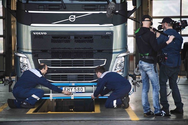 A „Reality Road” sorozattal a Volvo Trucks szórakoztató módon mutatja be szolgáltatáskínálatának erejét. A forgatás során a teherautó kerekeit és felfüggesztéseit ellenőrizni kellett, amely fontos lépés az üzemanyag-fogyasztás minimalizálásában. 