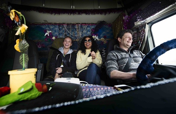 A Volvo Trucks „Reality Road” sorozatában Liza Minou Morberg rendezőnő, Mapei énekesnő és Jens Karlsson, a vezető egy európai túrára indulnak. Kilenc mozgalmas nap alatt leforgatják Mapei új kislemeze, a „#millionwaystolive” klipjét.