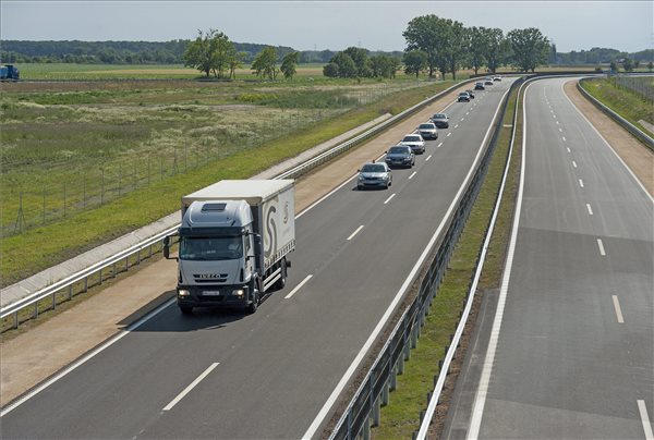 Gépárművek közlekednek az M85-ös gyorsforgalmi út Győr és Kóny közötti 16 kilométeres szakaszának átadási ünnepsége után Kóny határában 2015. június 16-án. MTI Fotó: Krizsán Csaba
