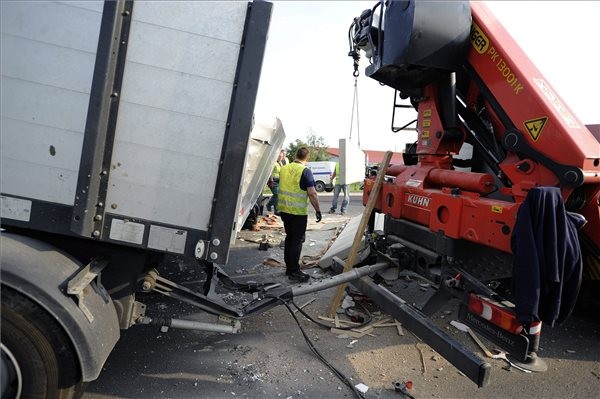 Betonelemeket szállító, személygépkocsival ütközött kamion leborult rakományát emelik daruval az út szélére Taksony közelében, az 51-es és az 510-es út találkozásánál 2015. június 1-jén. A balesetben egy ember megsérült. MTI Fotó: Mihádák Zoltán