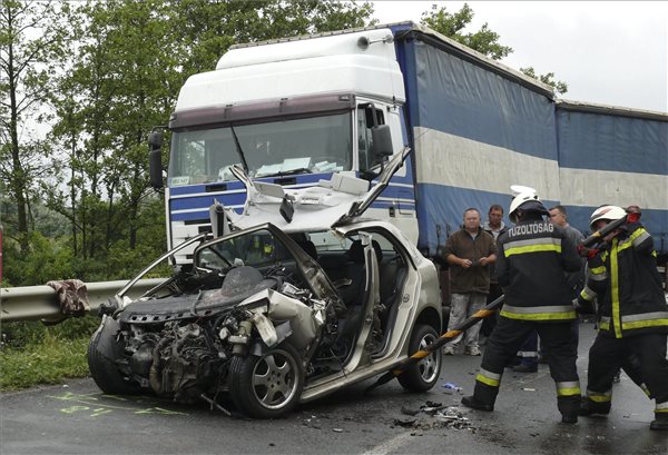 Ütközésben összetört személygépkocsi a Mátészalka és Nyírmeggyes közötti úton 2015. június 25-én. Az autó egy kamionnal ütközött a 471-es számú főút 70. kilométerszelvényében. A balesetben egy ember megsérült, őt mentőhelikopterrel vitték kórházba. MTI Fotó: Taipusz Attila
