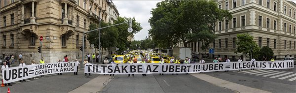 Több felvételből digitálisan összeállított panorámakép a taxisok álló demonstrációjáról. amelyet a Fuvarozó Vállalkozók Országos Szövetsége (FUVOSZ) és az Országos Taxis Szövetség (OTSZ) szervezett Budapesten, az V. kerületi Alkotmány utcában 2015. június 16-án. A taxisok azért demonstráltak, mert a törvényhozás nem fogadta el a taxis rendeletet. MTI Fotó: Szigetváry Zsolt