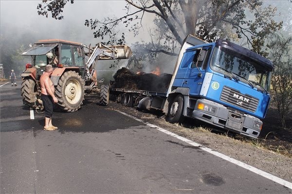 Oltják egy szalmabálákat szállító kamion rakományát az 52-es főút 15-ös kilométerénél, Kecskeméttől nem messze 2015. július 16-án. MTI Fotó: Donka Ferenc