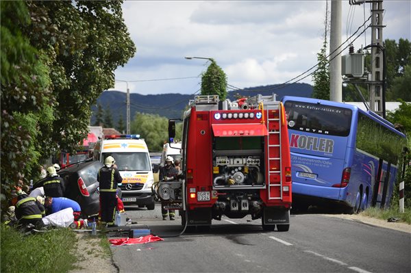 Mentők és tűzoltók dolgoznak 2015. július 14-én a 10-es főúton, Piliscsaba és Pilisjászfalu között, ahol autójával busznak ütközött egy férfi. A személyautóban ketten ültek, a sofőr életét nem tudták megmenteni, sérült utasát kórházba vitték. MTI Fotó: Marjai János