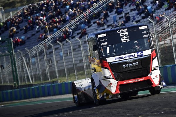 A későbbi második helyezett Kiss Norbert a Kamion Európa-bajnokság magyar versenyhétvégéjének negyedik futamában a mogyoródi Hungaroringen 2015. szeptember 6-án. MTI Fotó: Marjai János