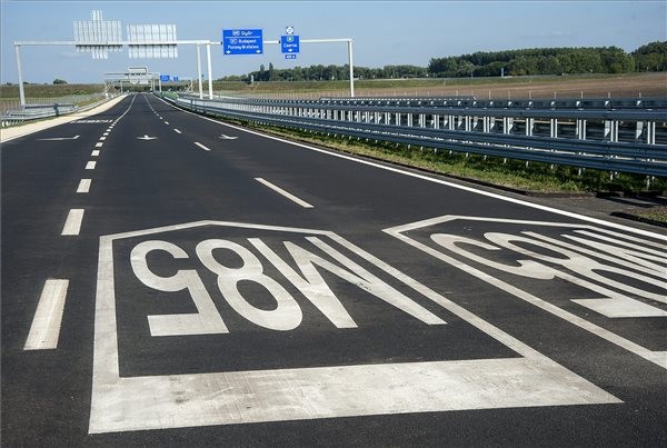 Az M85-M86-os gyorsforgalmi út Csornát elkerülő szakasza 2015. szeptember 12-én. Az utat a Kónytól Csornáig tartó szakasszal együtt 2015. szeptember 9-én avatták fel. MTI Fotó: Krizsán Csaba