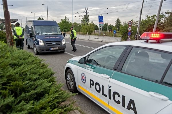 Szlovák rendőrök szúrópróbaszerű ellenőrzést tartanak a Rajka-Dunacsún (Cunovo) határátkelő szlovák oldalán 2015. szeptember 14-én. MTI Fotó: Krizsán Csaba