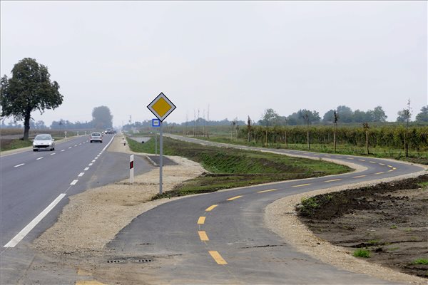 Gépkocsik haladnak a 47-es út Hódmezővásárhely és Orosháza közötti felújított szakaszán 2015. október 10-én. A 47-es számú főút Hódmezővásárhely és Orosháza között, 11,5 tonnás tengelyterhelésre megerősített, 19,7 kilométeres szakaszának korszerűsítése 85 százalékban európai uniós és 15 százalékban hazai források felhasználásával valósult meg nettó 7,9 milliárd forintért, a Duna Aszfalt Zrt. kivitelezésében. MTI Fotó: Kelemen Zoltán Gergely