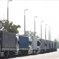 Magyarországról kilépő kamionok Záhonyban, a magyar-ukrán közúti határátkelőhelyen 2015. október 22-én. MTI Fotó: Balázs Attila