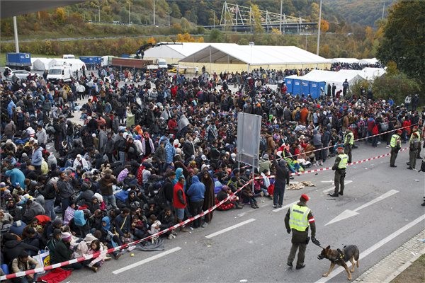 Migránsok az osztrák-szlovén határon, a spielfeldi átkelőnél 2015. október 22-én. MTI Fotó: Varga György